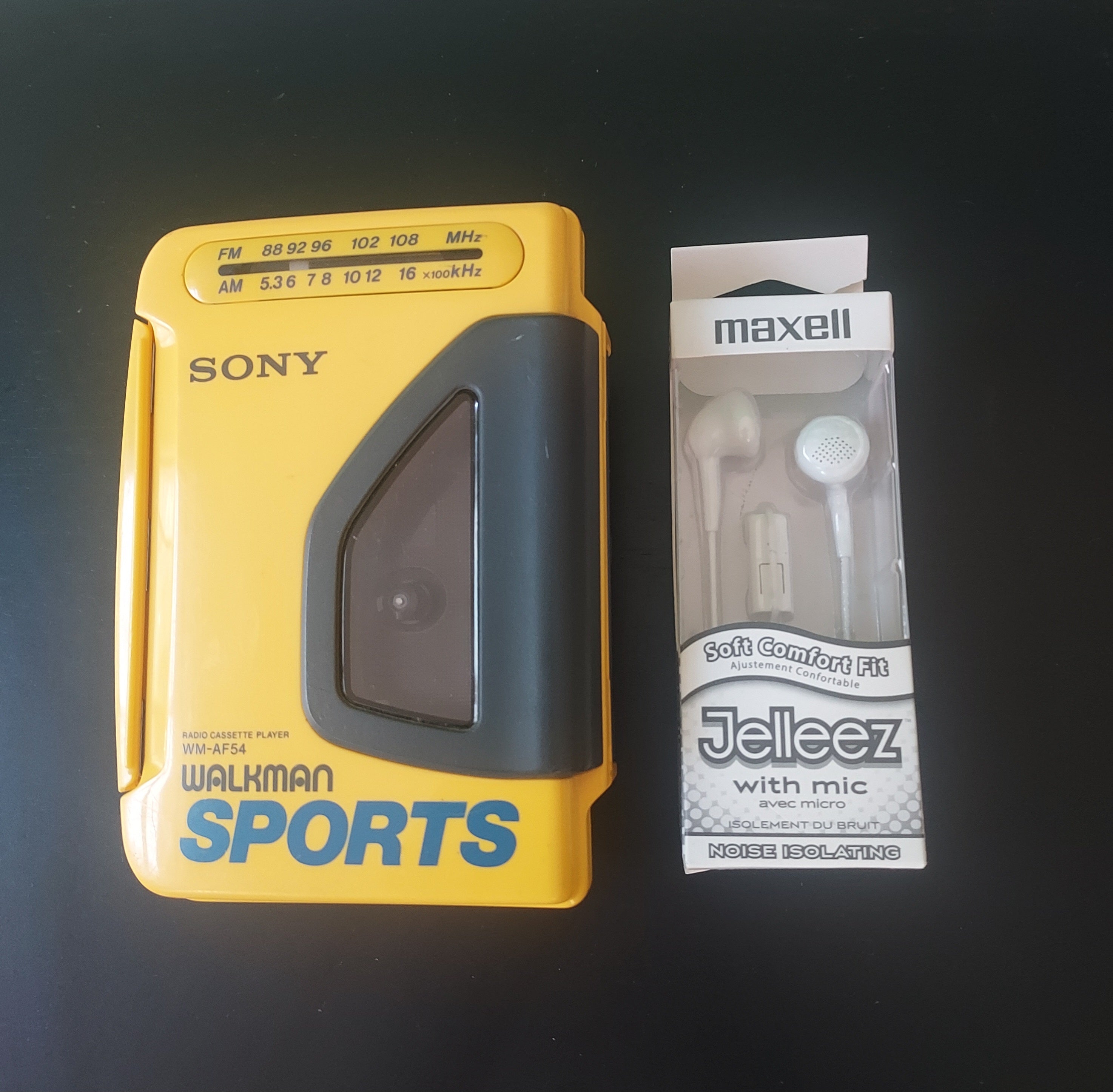 Sony Sports Walkman WM-AF54/Maxell Earbuds Bundle